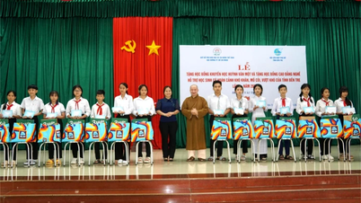 Awarding Huynh Van Mot scholarship to support disadvantaged and orphaned students