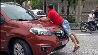 Người đàn ông bám nắp capo sau va chạm xe, tài xế vẫn rú ga bỏ chạy