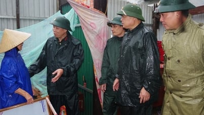 Huy động 100 chiến sĩ giúp người dân khắc phục hàng chục ngôi nhà bị tốc mái do lốc xoáy