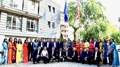 សមាជិកការិយាល័យនយោបាយ Phan Dinh Trac ធ្វើទស្សនកិច្ច និងធ្វើការនៅប្រទេសហុងគ្រី