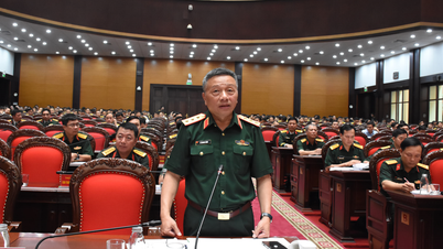Thượng tướng Lê Quang Minh tổng duyệt chương trình Tổng kết 5 năm hoạt động Giải thưởng Tuổi trẻ sáng tạo trong Quân đội