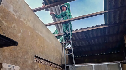 Bộ đội Biên phòng hỗ trợ người dân khắc phục hậu quả dông lốc ở A Lưới (Huế)