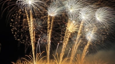 Audience explodes with emotion at fireworks display between Canada and China