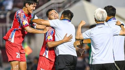 Thắng vất vả trên sân nhà, CLB TP HCM trụ hạng V-League thành công