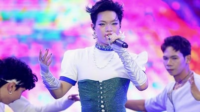 ស្រីស្អាតនិយាយសួស្តី