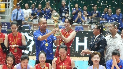 Khoảnh khắc Thanh Thúy, Bích Tuyền nâng Cúp vô địch châu Á