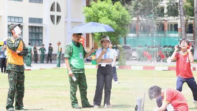 មើលសិស្ស HCMC ប្រកួតប្រជែងក្នុង 'បាញ់' រ៉ុក្កែតទឹក។