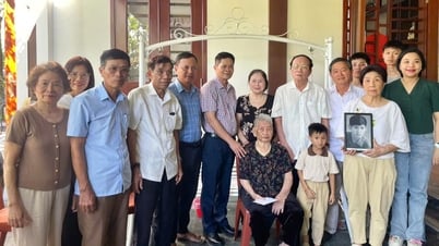Trao tặng quà Mẹ Việt Nam anh hùng Nguyễn Thị Cháu ở Hưng Nguyên