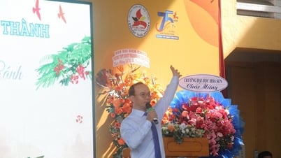Hiệu trưởng gây sốt nhiều diễn đàn: Dáng vẻ cố gắng của các em là điều tuyệt vời nhất!