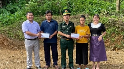 Báo Nghệ An phối hợp trao hơn 50 triệu đồng hỗ trợ 3 hộ bị lũ cuốn trôi nhà ở Nhôn Mai làm lại nhà mới