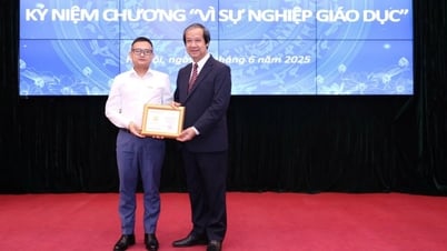 Báo Dân trí nhận kỷ niệm chương "Vì sự nghiệp giáo dục"