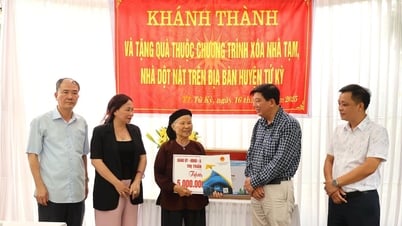 សមមិត្ត Nguyen Quang Phuc បានប្រគល់អំណោយដល់គ្រួសារចំនួន ៣ នៅ Tu Ky ដែលបានទទួលជំនួយសាងសង់ និងជួសជុលផ្ទះ។