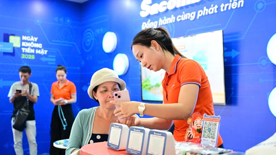 វាគ្មិនប្រកាសប្រាក់របស់ Sacombank ទាក់ទាញពាណិជ្ជករក្នុងពិធីបុណ្យ Ting Ting Day 2025
