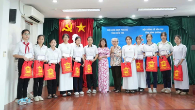 ប្រគល់អាហារូបករណ៍ Nguyen Thi Dinh ដល់សិស្សក្រីក្រ និងសិស្សានុសិស្ស