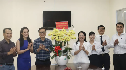 ប្រធាន​គណៈកម្មាធិការ​អធិការកិច្ច​នៃ​គណៈកម្មាធិការ​បក្ស​ទីក្រុង​ហូជីមិញ​បាន​ទៅ​ទស្សនា​និង​អបអរសាទរ​ទីភ្នាក់ងារ​សារព័ត៌មាន
