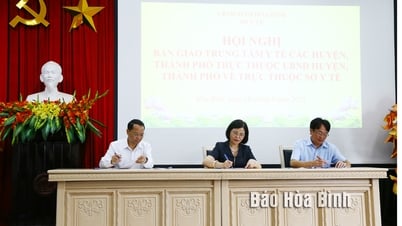 Bàn giao Trung tâm Y tế các huyện, thành phố về trực thuộc Sở Y tế