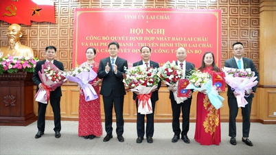 Announcement of Decision to merge Lai Chau Newspaper and Radio
