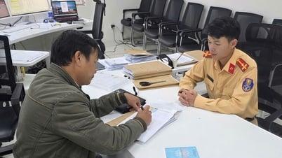 Vì sao tài xế 2 lần vượt đèn đỏ vẫn được tuyên dương?