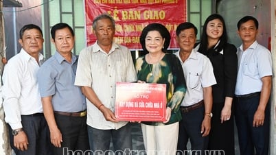 มอบบ้านให้ครัวเรือนตามโครงการขจัดบ้านชั่วคราวและทรุดโทรม ในเขต 5