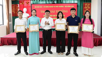 Trao giải cuộc thi báo chí “ Tuyên Quang chung sức xây dựng nông thôn mới” năm 2024
