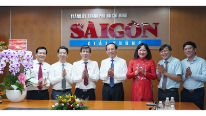 Bí thư Thành ủy TP HCM Nguyễn Văn Nên chúc mừng các cơ quan báo chí