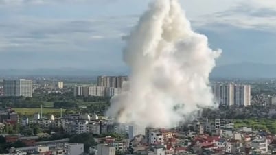 Sau tiếng nổ vang trời, ngôi nhà 4 tầng ở Hà Nội bốc cháy ngùn ngụt