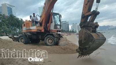 Trục vớt sà lan bị vùi lấp dưới cát ở khu vực biển Nha Trang