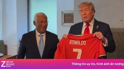 Ông Trump nhận quà từ Ronaldo