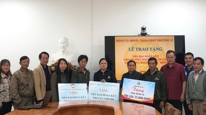 Bàn giao nhà Đại đoàn kết cho 2 gia đình có hoàn cảnh đặc biệt khó khăn ở Đà Lạt