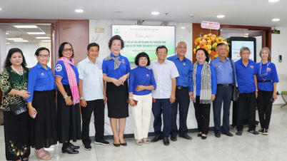 Ban liên lạc cựu cán bộ Đoàn phía Nam thăm Trung tâm Báo chí TPHCM