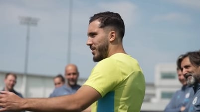 Rayan Cherki khiến Pep Guardiola reo vui, tuyên bố gây hấn MU