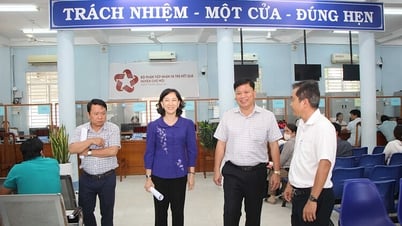 អនុប្រធានគណៈកម្មាធិការប្រជាជនខេត្ត An Giang លោកស្រី Nguyen Thi Minh Thuy បានត្រួតពិនិត្យការរៀបចំសម្រាប់ប្រតិបត្តិការរបស់រដ្ឋាភិបាលកម្រិតពីរនៃស្រុក Cho Moi ។