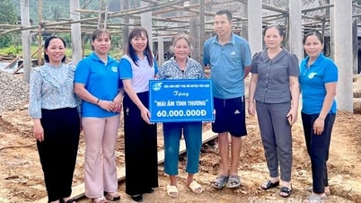 Trao kinh phí hỗ trợ làm nhà Mái ấm tình tình thương cho phụ nữ nghèo