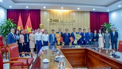 Phó Thủ tướng, Bộ trưởng Ngoại giao Bùi Thanh Sơn trao quyết định bổ nhiệm Tổng lãnh sự Việt Nam tại Nga và Campuchia