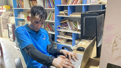 Mr. Le Thai Binh, an Agent Orange victim, "reprogrammed" his life thanks to his passion for technology.