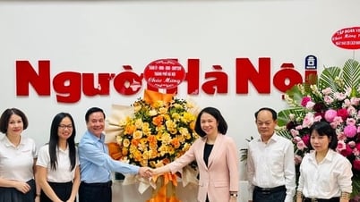 El vicepresidente del Comité Popular de Hanoi, Vu Thu Ha, visitó y felicitó a las agencias de prensa.