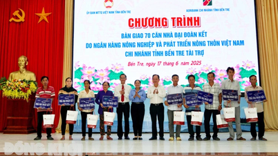 Handing over 70 Great Solidarity houses sponsored by Agribank Ben Tre