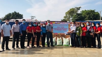 ចែកអំណោយ និងឧបត្ថម្ភដល់ប្រជាពលរដ្ឋខ្មែរនៅតាមខេត្តជាប់ព្រំដែន