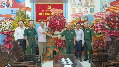 Lãnh đạo Bộ Chỉ huy Quân sự tỉnh chúc mừng Báo Bình Dương