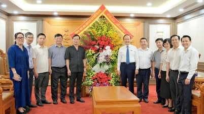 Chủ tịch HĐND thành phố Nguyễn Ngọc Tuấn chúc mừng các cơ quan báo chí