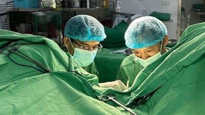 Người đàn ông vào viện với vùng kín phình to như quả bóng