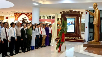Blumenübergabe zu Ehren von Präsident Ho Chi Minh anlässlich des 100. Jahrestages des Vietnam Revolutionary Press Day