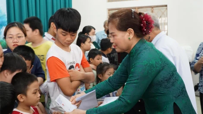 បានផ្តល់អាហារូបករណ៍ ២០០ កង់ និងសម្ភារៈសិក្សាដល់កុមារ