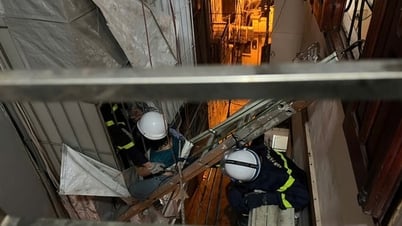 Hà Nội: Kịp thời cứu hộ người mắc kẹt tại ngôi nhà 3 tầng