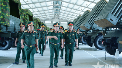 Oberleutnant General Le Huy Vinh arbeitet mit dem Artilleriekorps zusammen