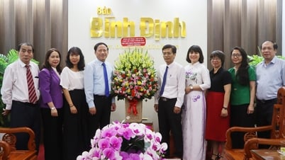 성 인민위원회 위원장인 팜 안 투안(Pham Anh Tuan)이 베트남 혁명 언론의 날(6월 21일)을 맞아 언론사를 방문하여 축하의 말씀을 전했습니다.