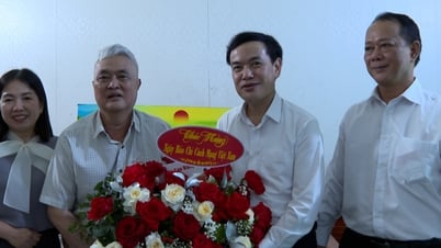 Cao Bang Newspaper presents gifts to former leaders of press agencies on the occasion of the 100th anniversary of Vietnam Revolutionary Press Day June 21 - Cao Bang Electronic Newspaper