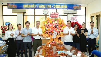 Der Leiter der Abteilung für Propaganda und Massenmobilisierung des Stadtparteikomitees besuchte und gratulierte Presseagenturen anlässlich des 100. Jahrestages des Tages der Revolutionären Presse in Vietnam