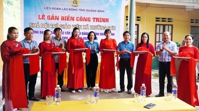 Khánh thành và gắn biển công trình nhà nội trú giáo viên xã Trường Sơn