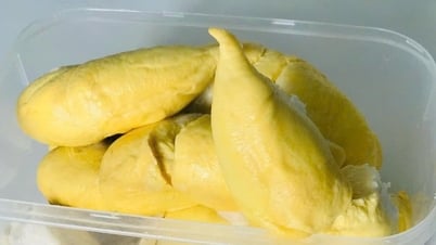 What foods should be avoided with durian?